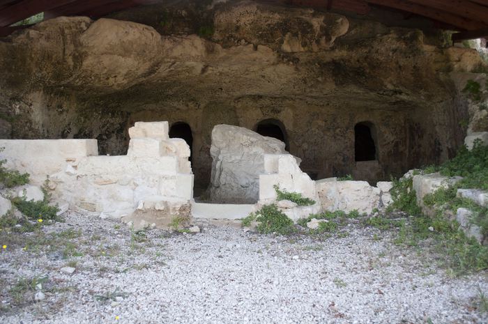 La grotta delle navi e la Grotta di Sant’Angelo, nella Valle dell’Idro