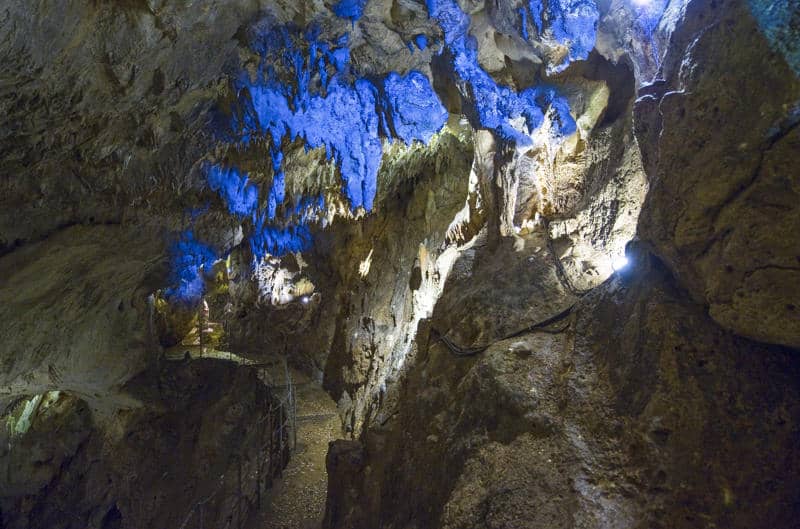 Una delle grotte più affascinanti del Salento: la grotta Zinzulusa a Castro