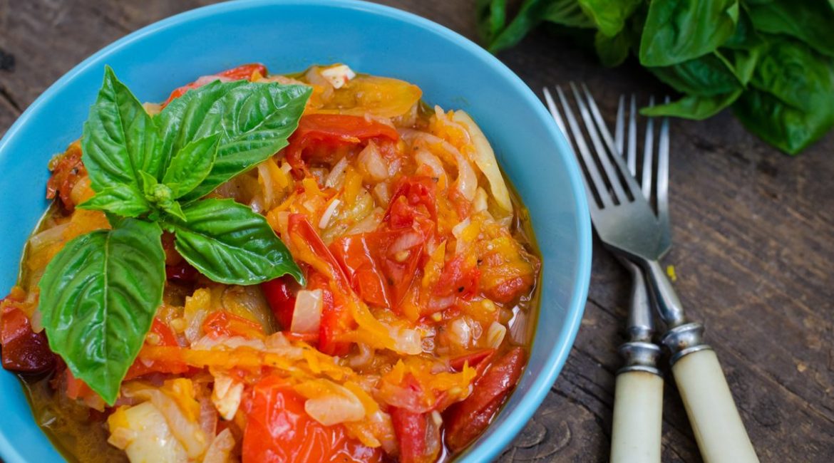 La peperonata salentina: una ricetta estiva e gustosa