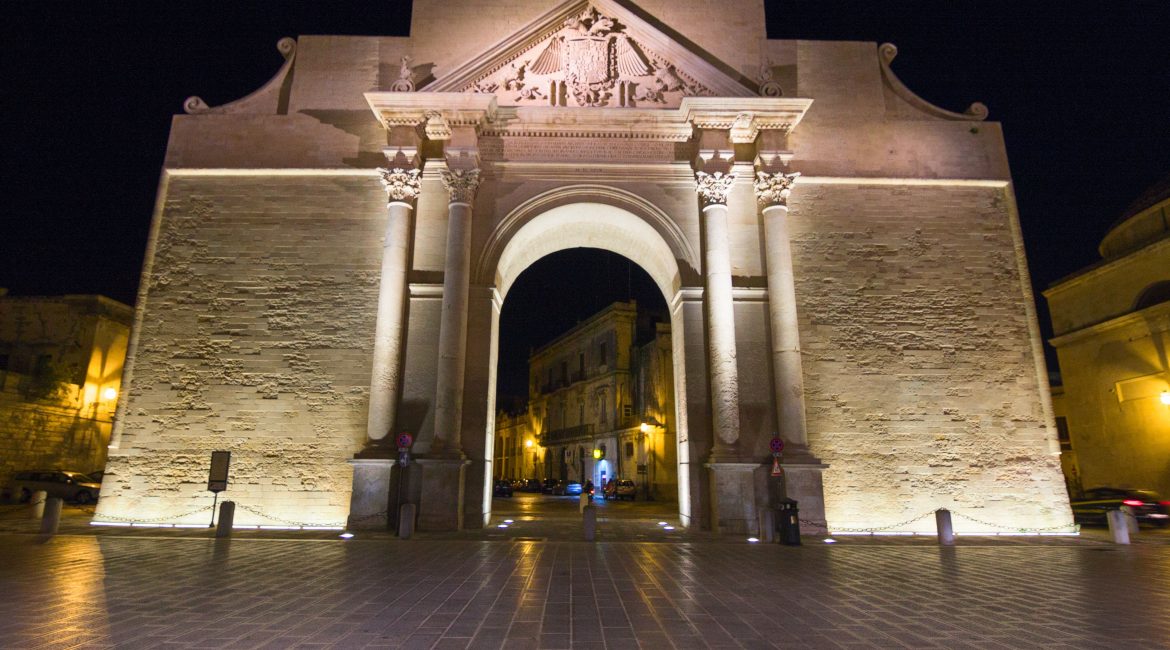 Il fascino di Porta Napoli nella città di Lecce